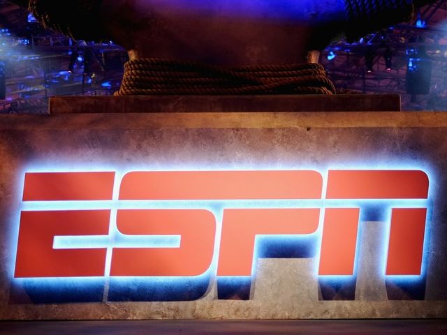 ESPN broadcaster Robert Lee taken off UVA game due to name ESPN broadcaster Robert Lee taken off UVA game due to name