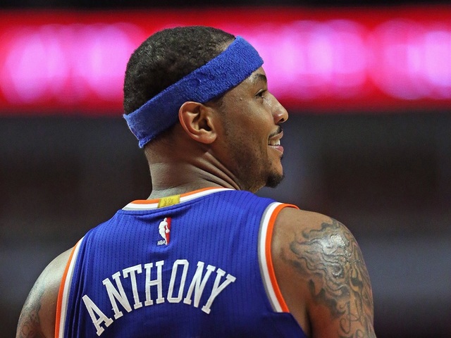 Child runs onto court, hugs Carmelo Anthony
