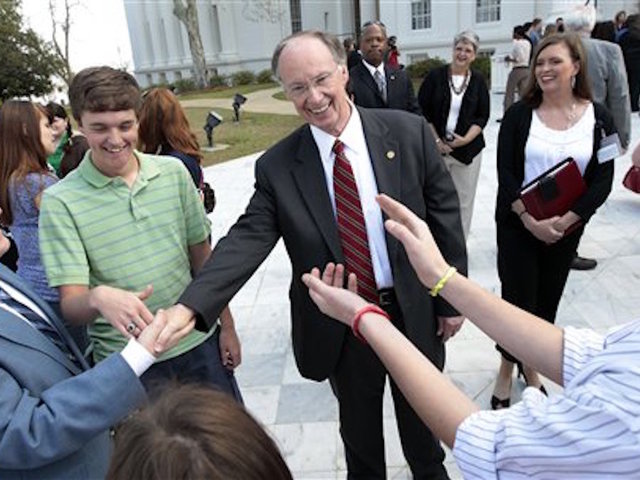 Aide to Ala. Gov. Bentley resigns amid scandal