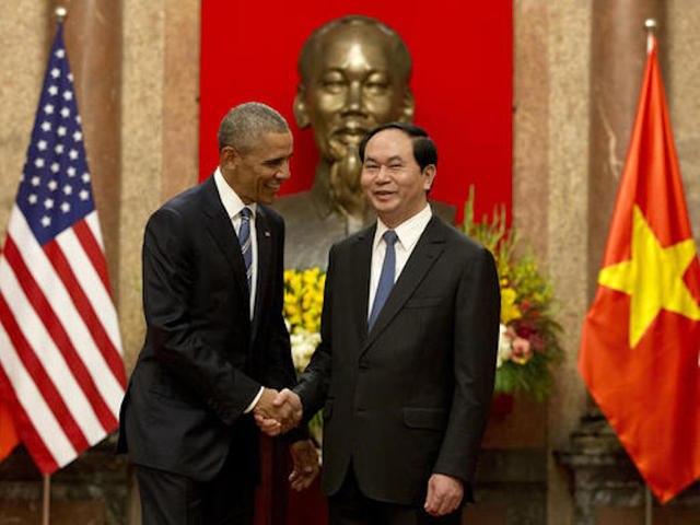 Obama lifts arms ban in his 1st visit to Vietnam