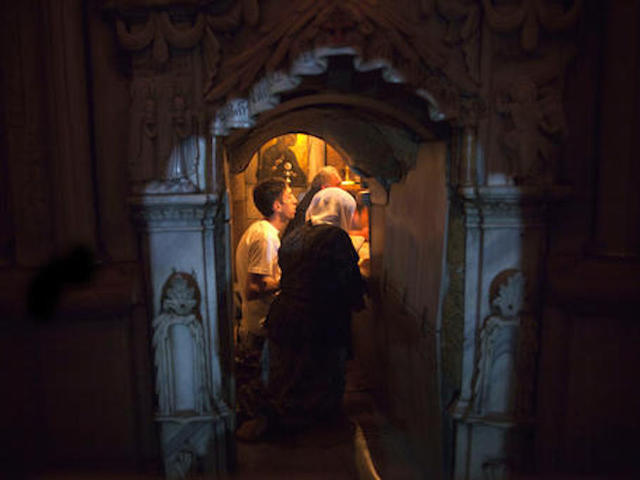 Christians begin renovating Christ's tomb