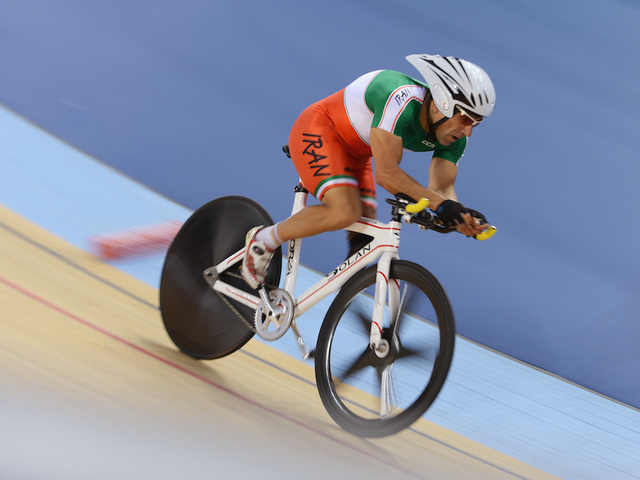 Cyclist dies after crash at Paralympics