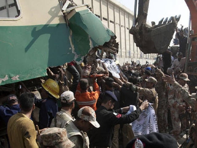 Train crash kills 19 in Pakistan, officials say
