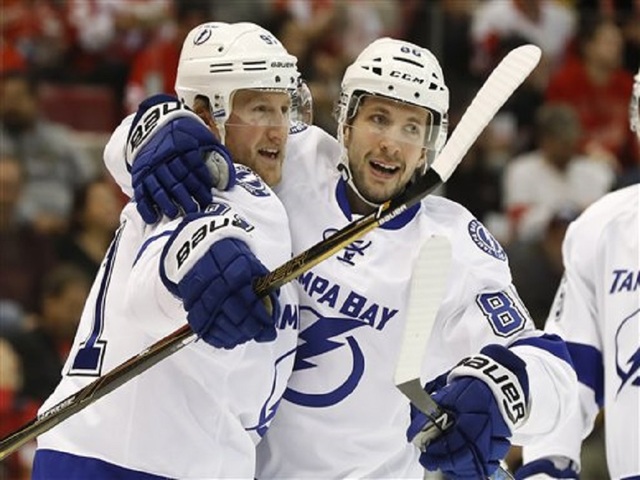 Knee injury sidelines Lightning star Stamkos indefinitely