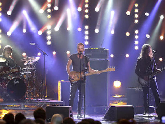 Selena Gomez gives tearful speech at American Music Awards