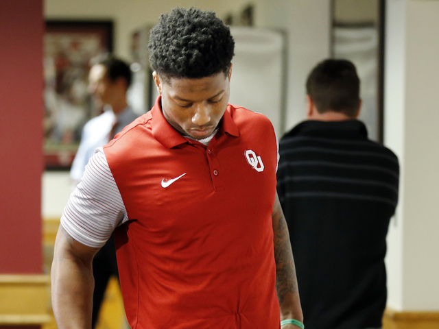 Oklahoma football player Joe Mixon gives tearful apology for punching female student