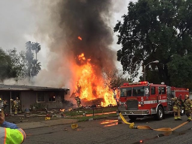 3 dead after plane crashes into homes in California