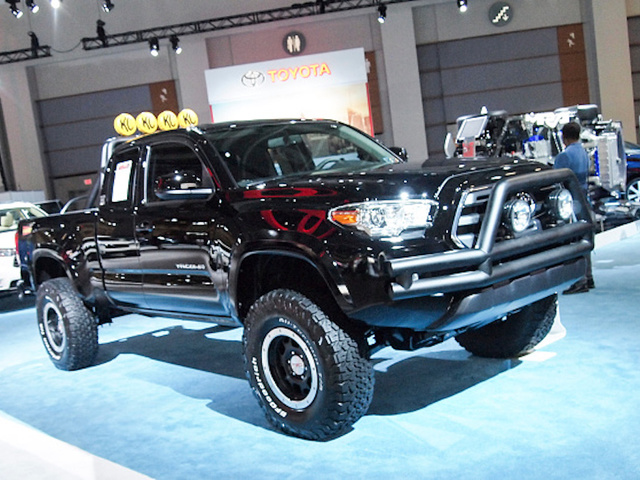 Video captures truck going airborne during police chase in Louisiana