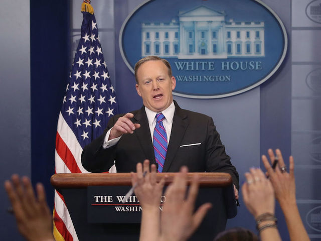 Woman confronts Trump's press secretary in Apple Store