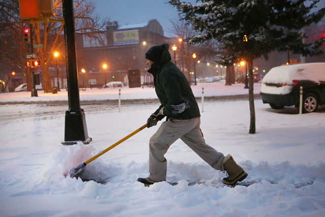 Blizzard buries east coast landmarks under bed of snow