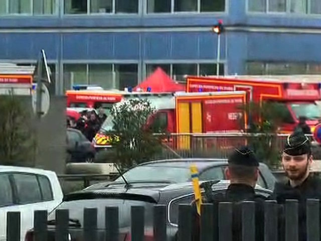 Man killed by Paris airport security after trying to grab soldier's gun