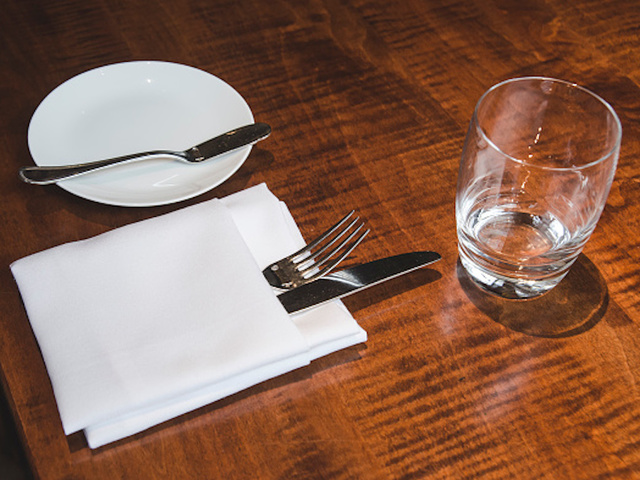 Man allegedly dines and dashes, leaves bill with dates