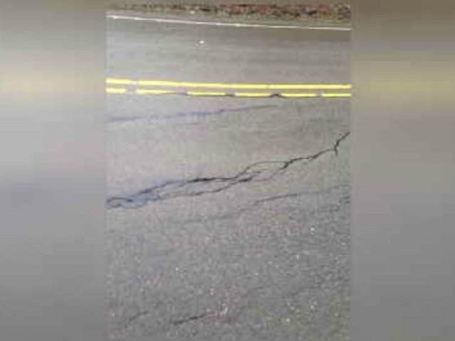 Heavy rain causes large crack to open up on a Oregon highway