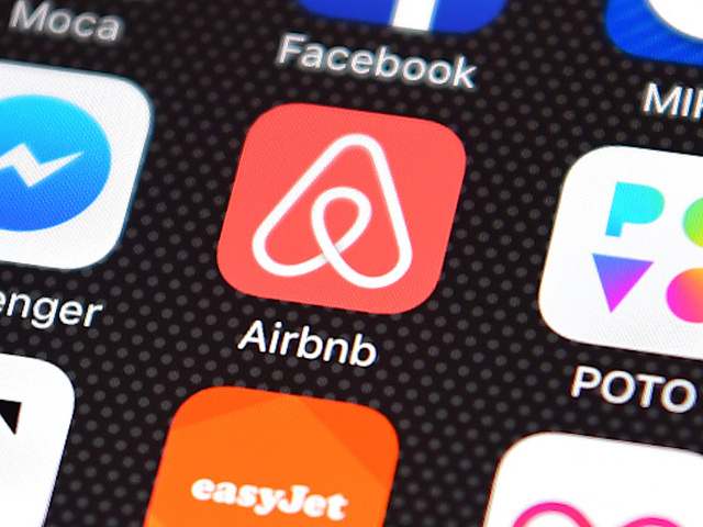 Woman kicked out of Airbnb because of her race, forced to find lodging during snowstorm