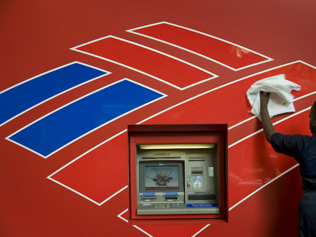 Bank of America to charge fee to some low-income bankers