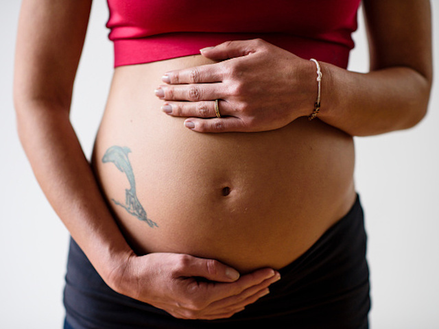 Restaurant apologizes for refusing to serve pregnant woman in crop top