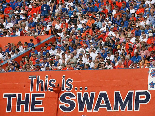 90,000 football fans pay tribute to Tom Petty, video shows