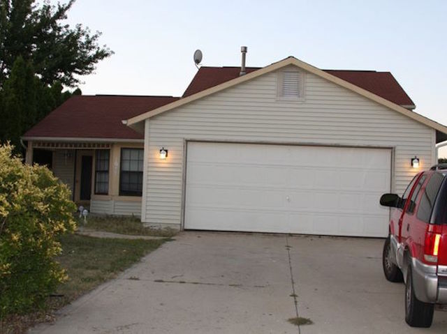 Housing association in California fining residents $200 for keeping garage door closed