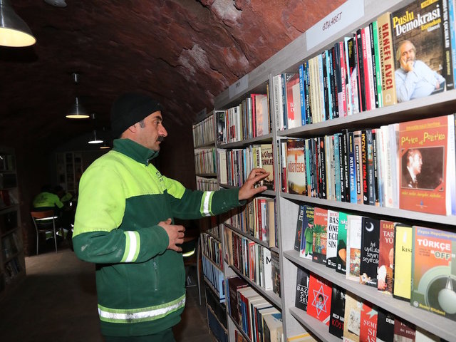 Garbage collectors open library in Turkey with abandoned books