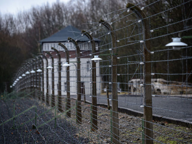 Video: People, traffic in Israel pause to remember Holocaust