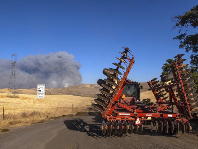 1 dies in fast-spreading Oregon wildfire