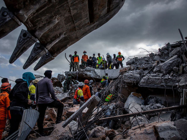 Lombok hit by 5.9 magnitude tremor days after deadly earthquake