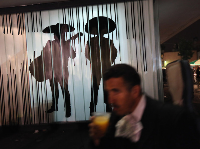 2 in custody after gunmen dressed as mariachis kill 5 in Mexico City plaza