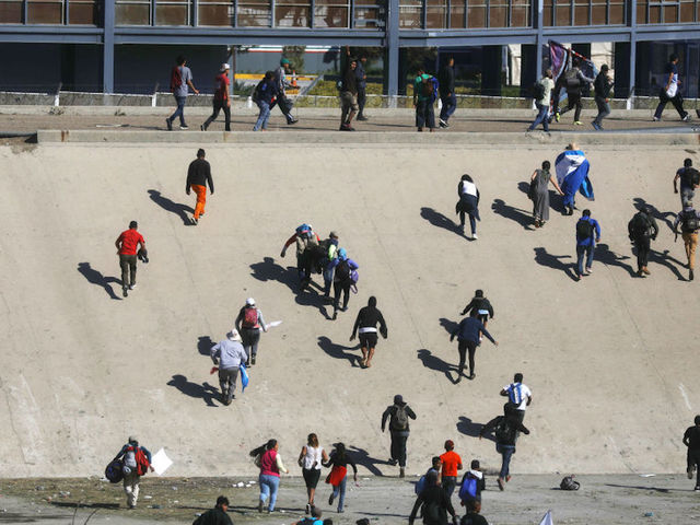 Migrants converge on Tijuana-San Diego border